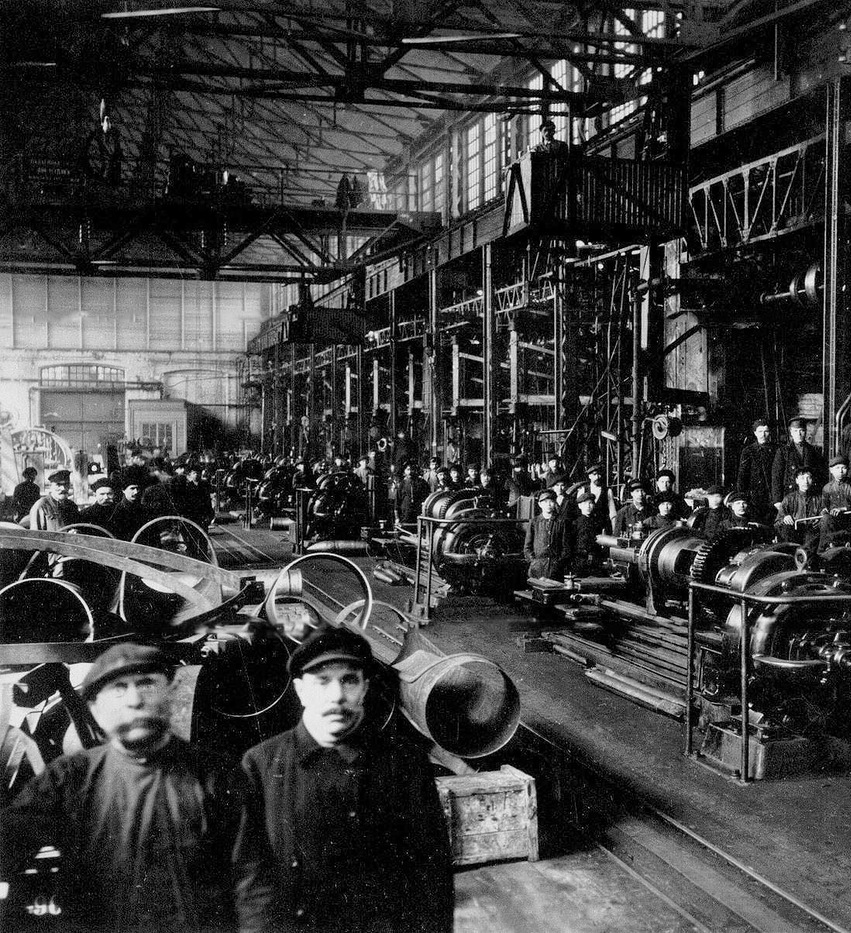 Промышленная фабрично заводских. Рабочие на фабрике 19 век. Рабочие на заводедоревлюции. Фабрика до революции. Фабрично заводские рабочие.
